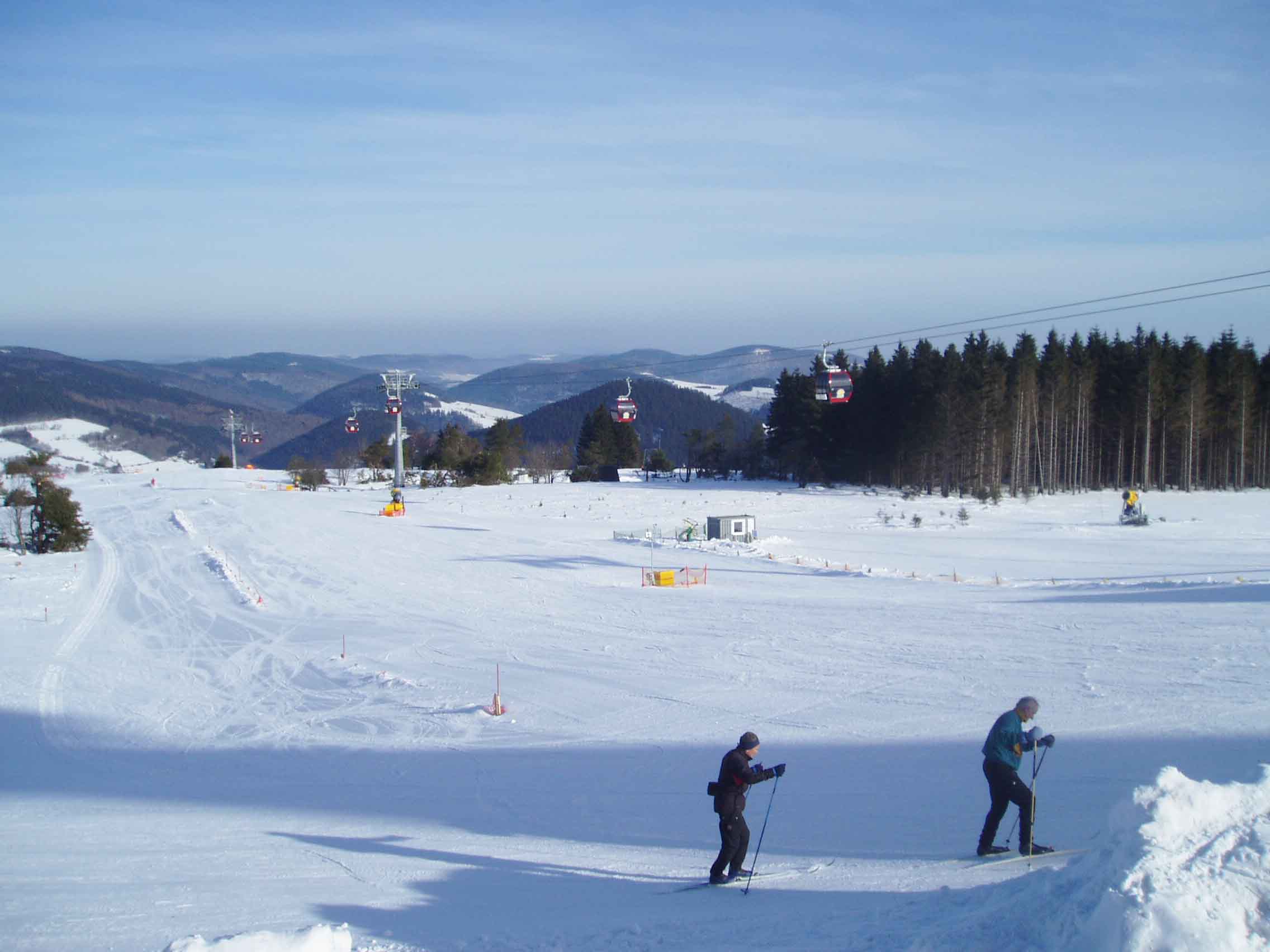 Bezaubernder Ausblick über die Winterlandschaft des Sauerlandes mit Skipiste im Vordergrund
